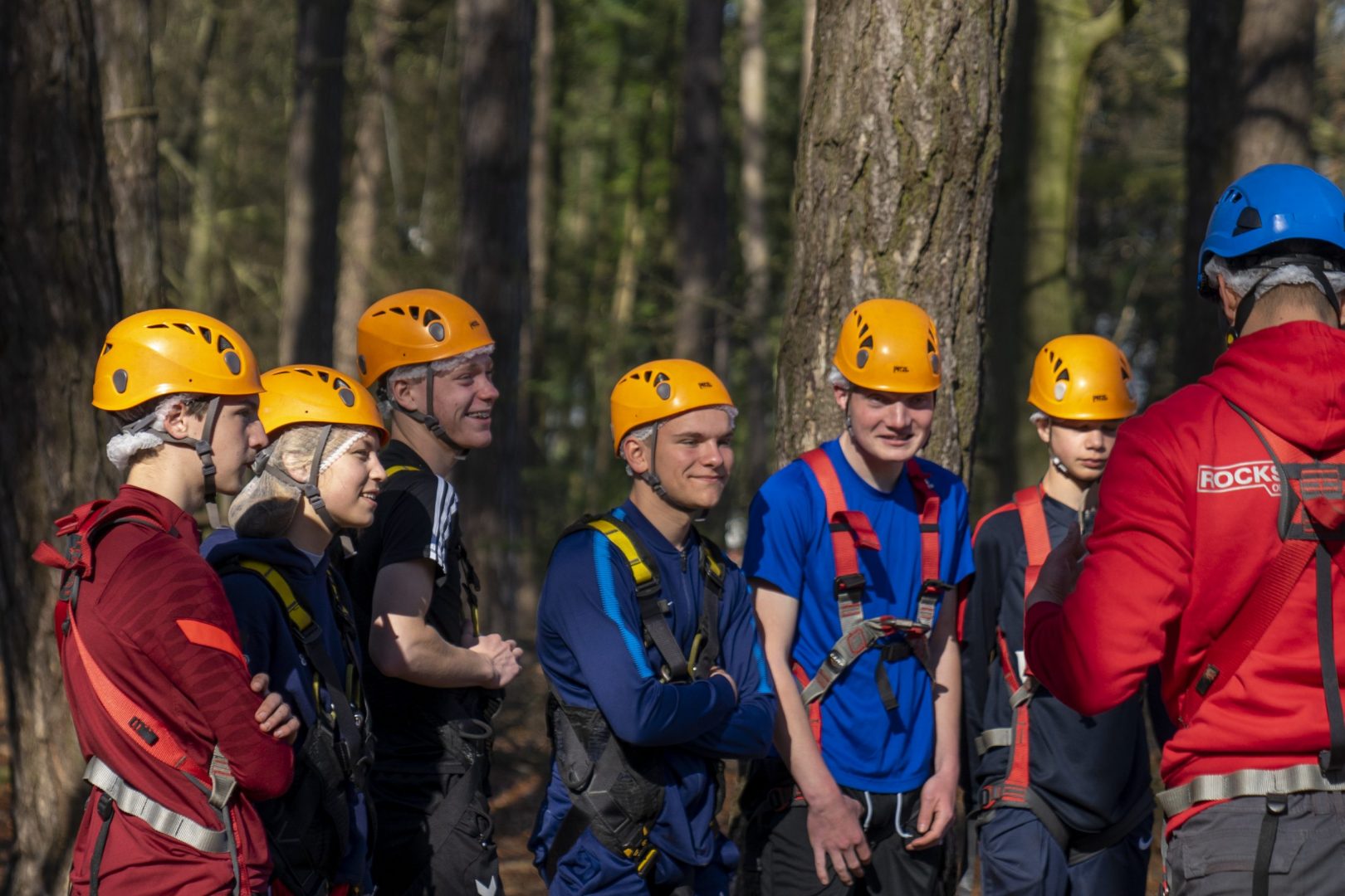Friends Challenge 1 climbing explanation belt donning KA 10 scaled