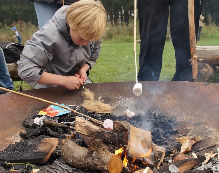 Junior survival tocht 14 bewerkt naar liggend vuurplaats